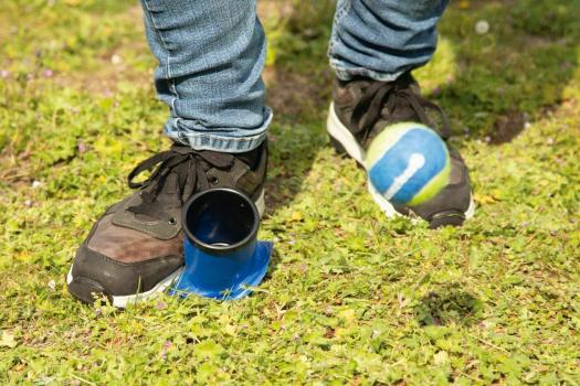 Ballschleuder - Wurfspielzeug und Apportierspielzeug für Hunde mit 3 Ersatzbällen